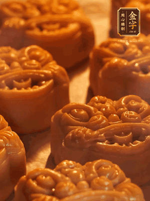 表面噴上水，烤箱預(yù)熱至190℃，170℃烤10分鐘