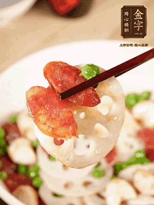 加入菱角、藕片繼續(xù)翻炒