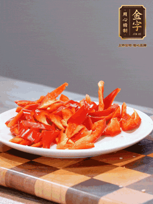 藕帶洗凈，斜切成小段備用、姜切絲、蒜切片、辣椒斜切，再切少許蒜