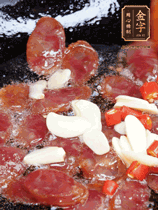 香腸煸香，加大蒜、小米辣增加香味