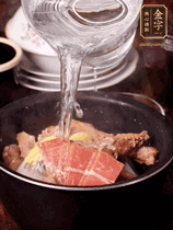 所有食材放入電飯鍋，加2勺料酒，足量的開水，按煲湯鍵煮湯