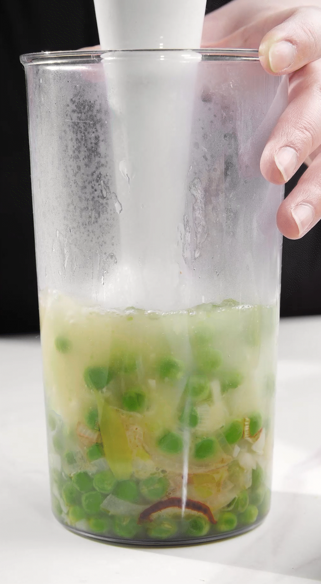 炒好的蔬菜+高湯或熱水，倒入破壁機攪打細(xì)膩絲滑即可。