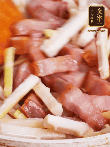 少許油煸香咸肉，下春筍翻炒均勻