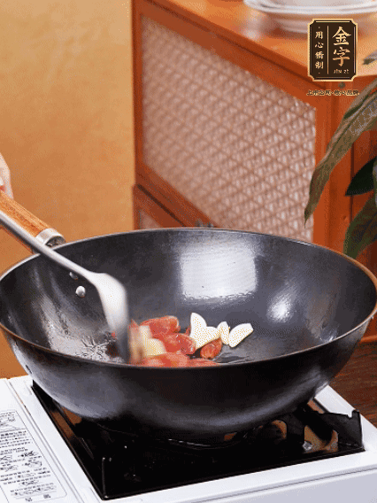 熱油，香腸微微煸出香味，加蒜片、小米辣