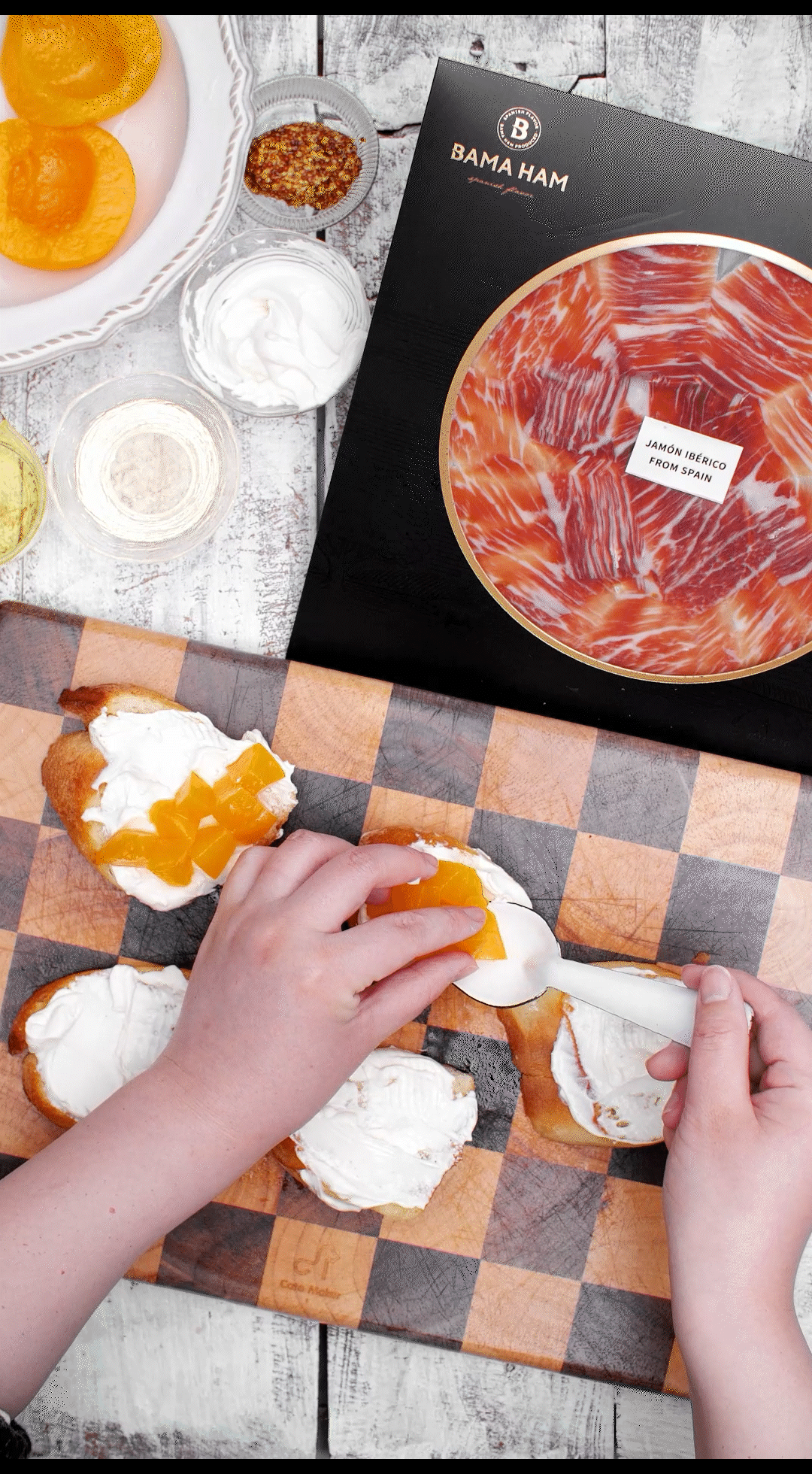 法棍涂抹奶油，放上黃桃和巴瑪火腿