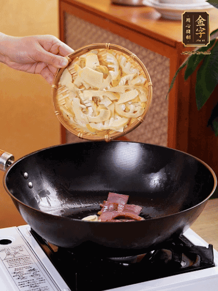 油熱，下蒜末、火腿煸炒出香味，再下筍片微微翻炒