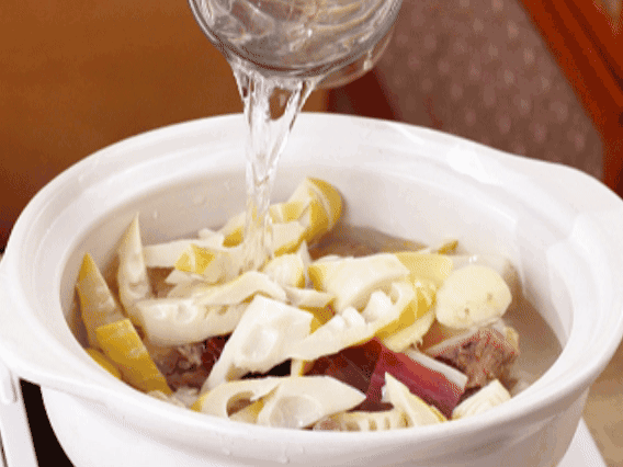 砂鍋中依次放入姜片、雞肉、春筍、火腿，加入足量的水，大火燒開后，轉(zhuǎn)小火燉40分鐘