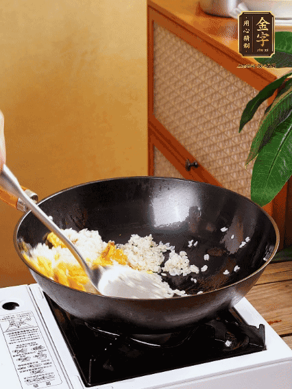 3個雞蛋攪成蛋液，下鍋煎至5成熟