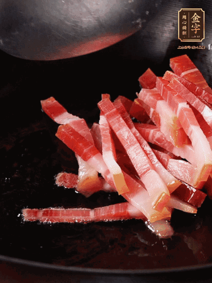 豬油潤鍋，下火腿煸香