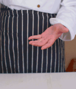 小蔥切碎，淡火腿切碎。