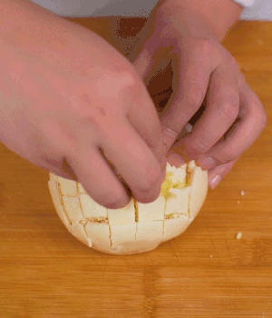 在縫隙里塞適量馬蘇里拉奶酪、再塞入淡火腿碎。