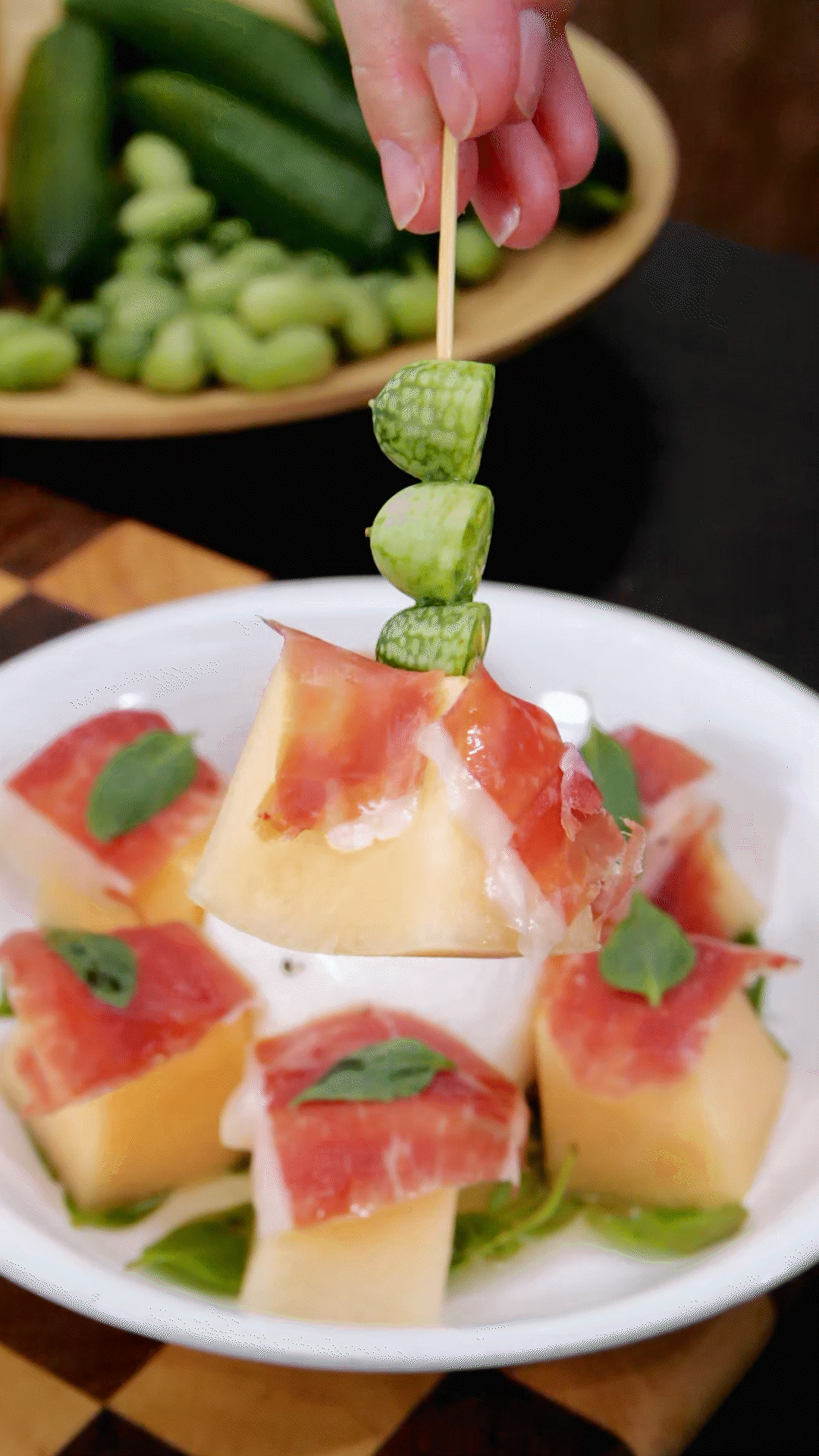 依次放上：布拉塔奶酪球、密瓜和巴瑪火腿