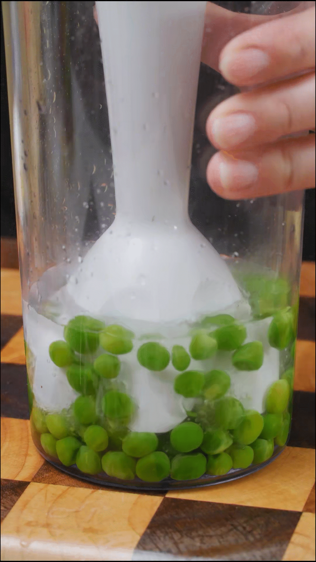 斷生的豌豆加水和大蒜，放入料理機打成糊狀
