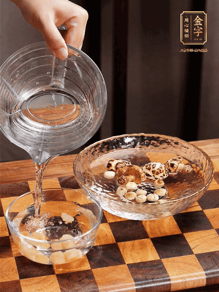 將雞肉、鮑魚、蝦仁焯水，冬菇、蓮子、干貝泡發(fā)