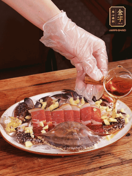 冷水上鍋蒸12分鐘（具體看蟹的大?。?，最后撒上蔥絲、澆上熱油即可