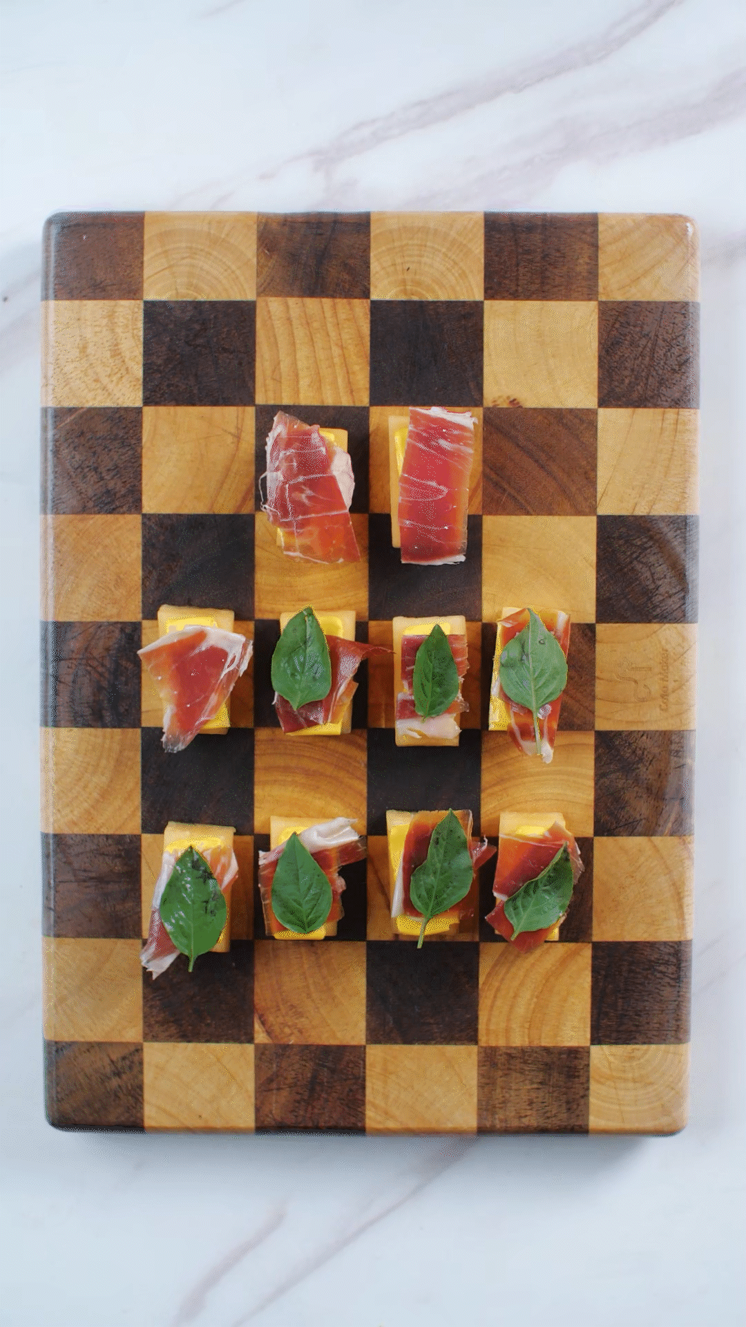 依次放上：奶酪、巴瑪火腿