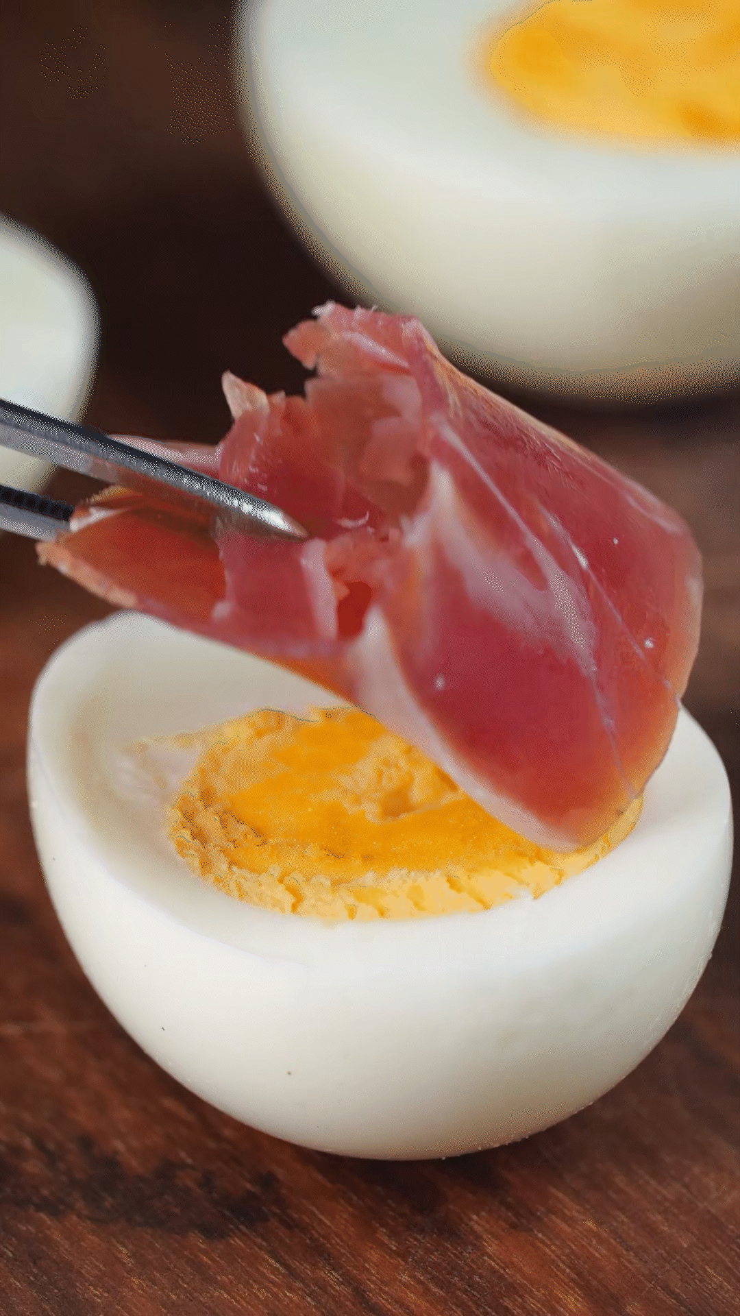 撈出過冷水，去殼后對(duì)半切開