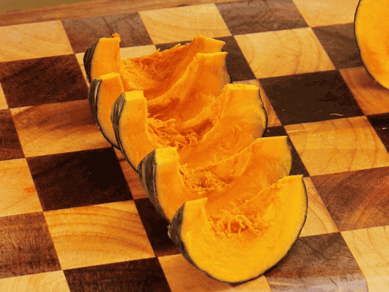 貝貝南瓜去瓤切小塊；干香菇熱水泡發(fā)，切條