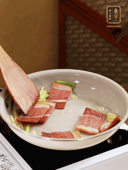 熱油下鍋，火腿、蔥姜蒜煸出香味備用