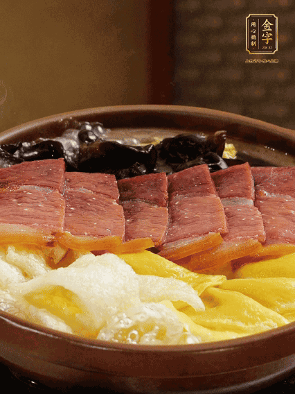 最后胡椒粉調味，撒小蔥花點綴