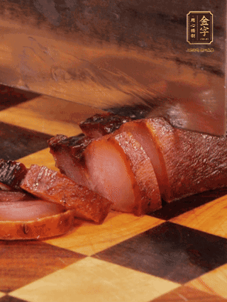 金字醬肉，煮熟切條；蓮藕去皮，切成條狀，焯水2分鐘