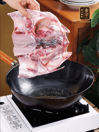 鍋里油燒熱（一半豬油、一半玉米油），放入魚頭，把魚頭煎至少兩面金黃